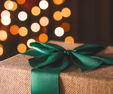 节日气氛和节日气氛、包裹的礼物和圣诞树灯在背景