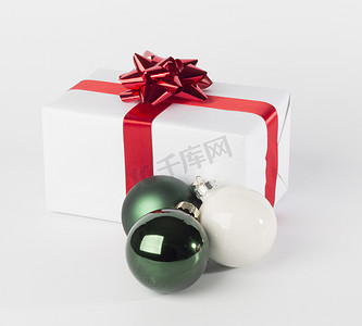 圣诞礼物与圣诞球，孤立在白色 backgr