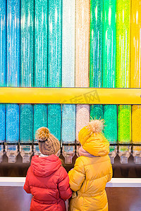 蓝色时代摄影照片_纽约时代广场商店糖果自动售货机上著名的 M M Candies