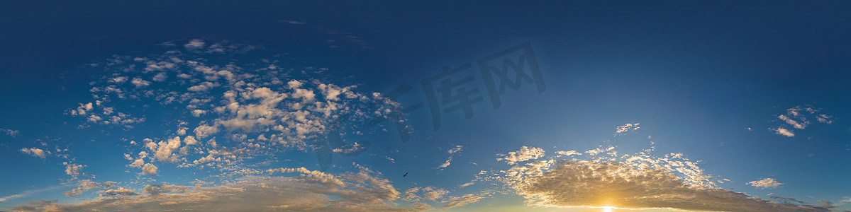 蓝色光晕背景摄影照片_与光卷云的蓝色夏天天空全景。 