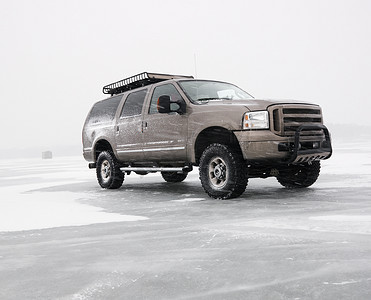 结冰的湖面上的卡车。