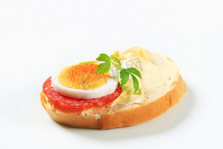 水煮蛋全麦面包猕猴桃摄影照片_面包配意大利腊肠和鸡蛋