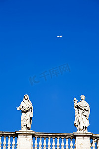 意大利罗马蓝天的白色古典雕像和飞翔的空气