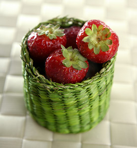 在一个绿色小篮子里的草莓