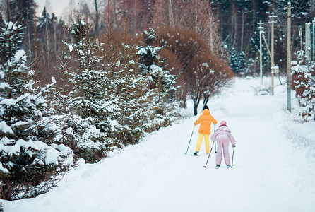 孩子在山上滑雪。