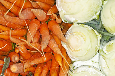 榨萝卜汁摄影照片_街头销售的胡萝卜和卷心菜萝卜