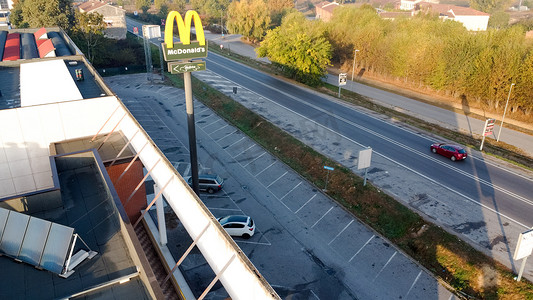 意大利克雷莫纳 — 2022年10月麦克唐纳餐厅和大招牌的鸟瞰图