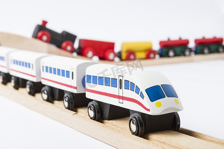 铁路上的木制玩具火车