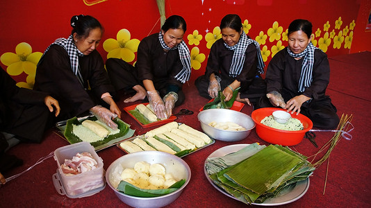 一群人为农历新年做传统的越南食物