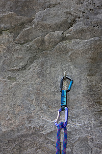 岩石上的登山装备