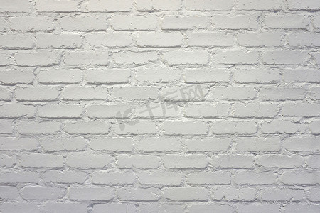 白色砖墙为背景
