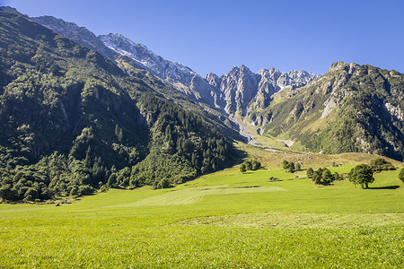 恩格斯诞辰纪念日摄影照片_瑞士格劳宾登州上恩加丁的瑞士阿尔卑斯山的壮丽景观