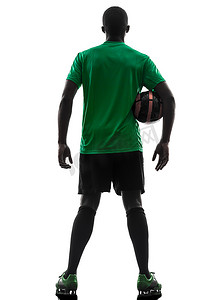 后视非洲男子足球运动员拿着足球剪影