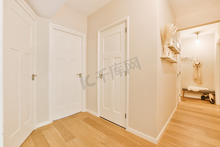 卧室门摄影照片_一间有两扇门的卧室和一间带门的走廊