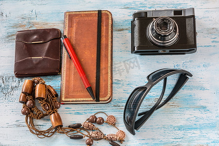 申根签证摄影照片_旅行概念，与老照相机、钱包、书、笔和玻璃