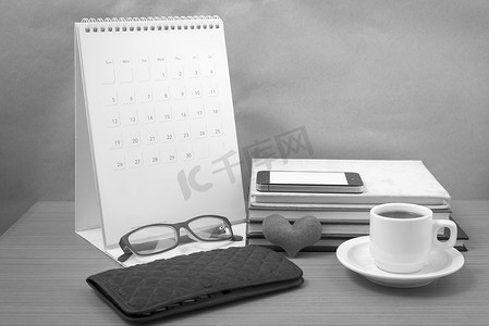 桌面书摄影照片_桌面：带电话的咖啡、一叠书、钱包、心、眼镜