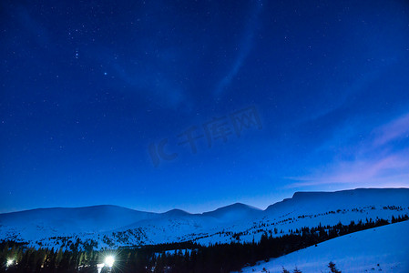 冬天银河摄影照片_晚上在山上