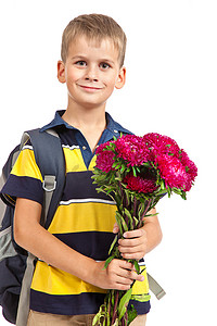 小学生拿着花。