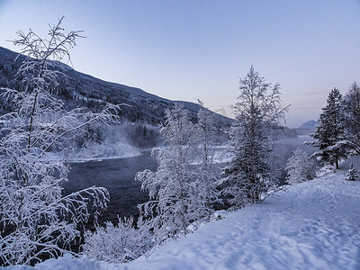 夜晚和月光在山脉雪和湖泊上空，挪威。