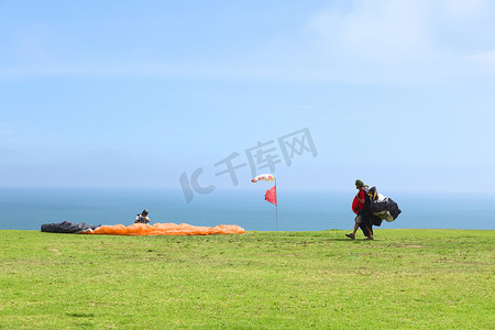 滑翔伞在米拉弗洛雷斯，利马，秘鲁