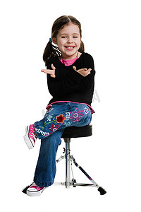 白色背景中双臂交叉坐在凳子上的小女孩