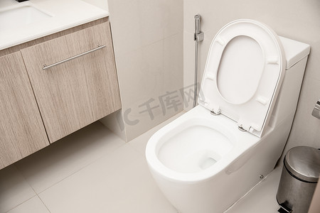 卫生厕所摄影照片_酒店卫生间室内装修清洁马桶