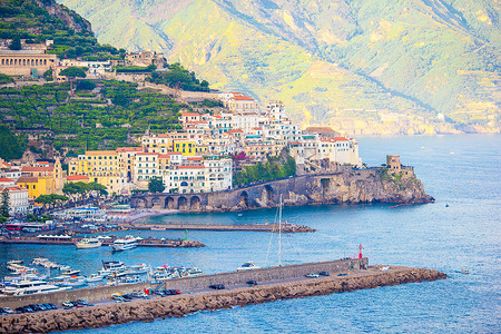 意大利美丽的沿海城镇 — 阿马尔菲海岸风景秀丽的阿马尔菲村