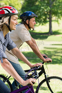夫妇在公园里骑自行车