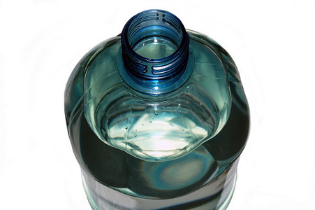 蓝色的矿泉水瓶子摄影照片_瓶子里的矿泉水