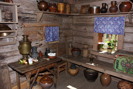 水壶摄影照片_农村房子的内部。