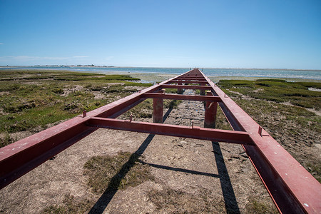 在 Ria Formosa 沼泽地的未完成的桥梁