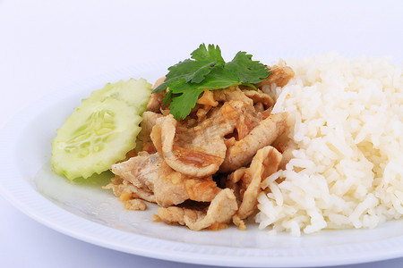 喜欢吃米饭摄影照片_泰国最喜欢的菜，大蒜炒猪肉片，米饭和黄瓜