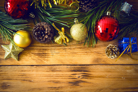 圣诞背景与圣诞礼物、红球、松果 o