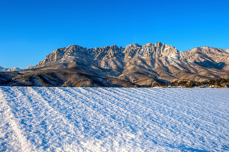 冬季，韩国雪岳山的蔚山巴维岩。