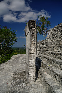 古代丛林摄影照片_墨西哥卡拉克穆尔金字塔台阶上的石砖