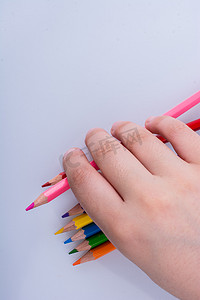 彩色铅笔创意艺术摄影照片_在白色背景上的彩色铅笔