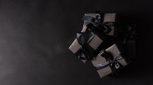在黑纸和黑弓丝带包裹的礼物盒