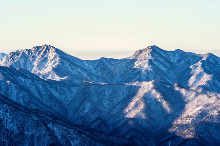 魏轻和岳山摄影照片_韩国的雪岳山。