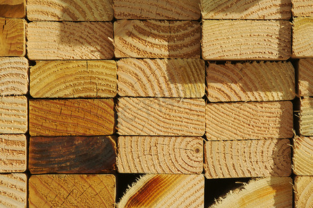 木头堆摄影照片_一堆建筑木头