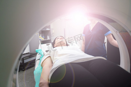 放射科医生在计算机断层扫描室与一名女性患者