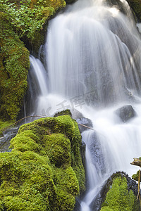 克利尔沃特瀑布展示了长满苔藓的岩石和丝滑的瀑布