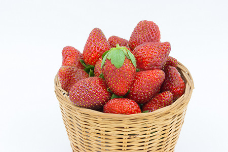 白色背景篮子里的草莓