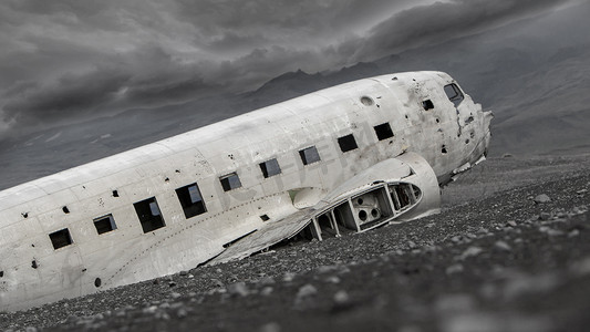 被遗弃的摄影照片_一架美军飞机在冰岛南部被遗弃的残骸 -