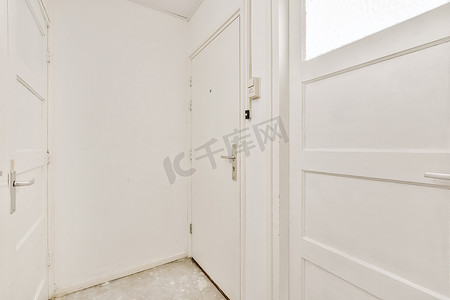 窗户边框摄影照片_有白色门和窗户的空房间