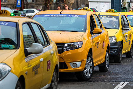 交通中的汽车，现代城市出租车服务。