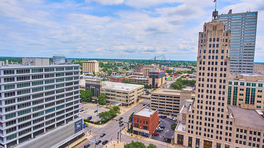 大疆摄影照片_印第安纳州韦恩堡市中心的建筑物天线