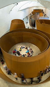 人们在毕尔巴鄂古根海姆博物馆，西班牙，欧洲