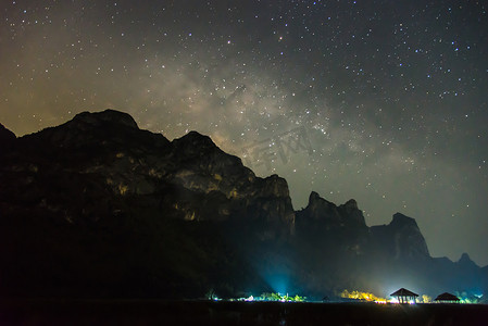 夜晚泰国上空的银河