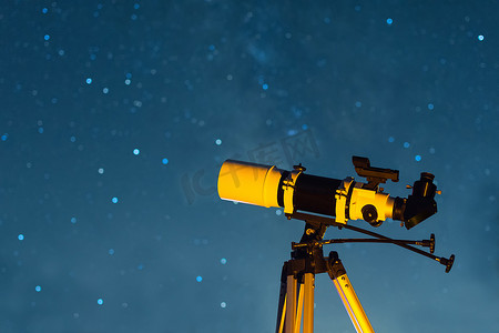 天文望远镜在夜晚指向星空
