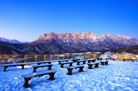 魏轻和岳山摄影照片_冬季，韩国雪岳山的蔚山巴维岩。